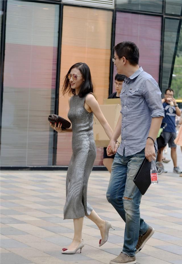  显身■光面的无袖背心连衣裙，显身型曲线图，配搭高跟鞋子更烘托气场