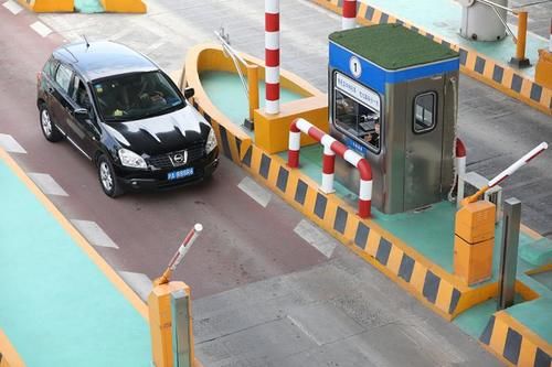  [人工车道]全国高速公路切换新系统首日：ETC收费车道通畅，人工