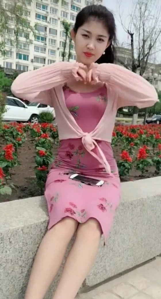 包臀连衣裙搭配粉色蕾丝开衫,小姐姐很有成熟可爱的美感