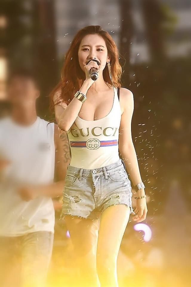 真火了，韩国第一腿精宣美身材不得了，泳衣穿成这效果，不火见怪