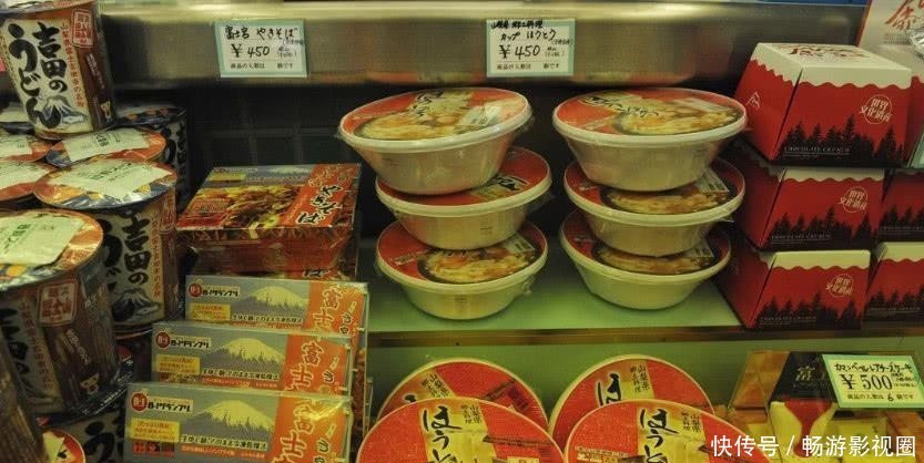 日本一桶泡面卖多少?中国游客到日本游玩,看到商品后却说:超值