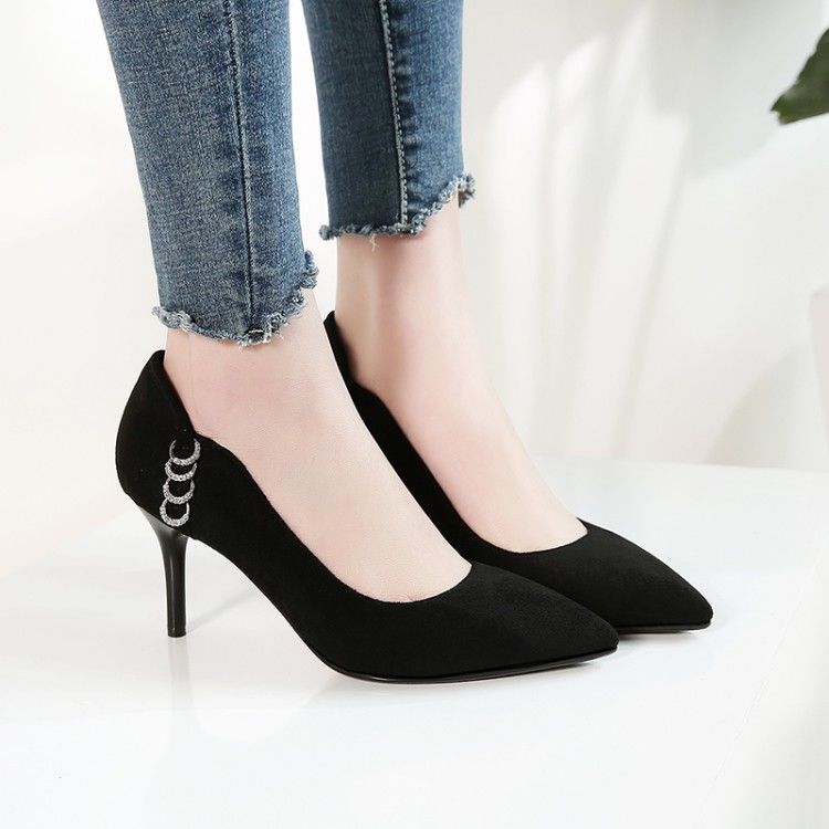 过了25岁的你，别穿小白鞋乱蹦了，该穿上高跟鞋走出优雅的步伐