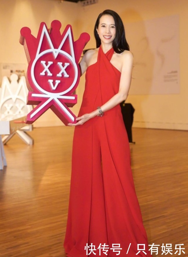 莫文蔚穿紫色连衣裙超有气质，搭配金色的高跟鞋，像铠甲一样华丽