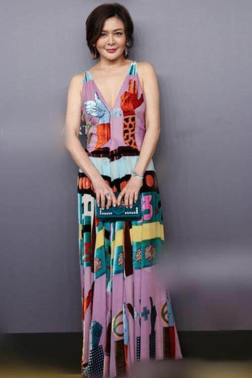 关之琳简直了，一把年纪还将裙子开这么低，网友：真是为老不尊