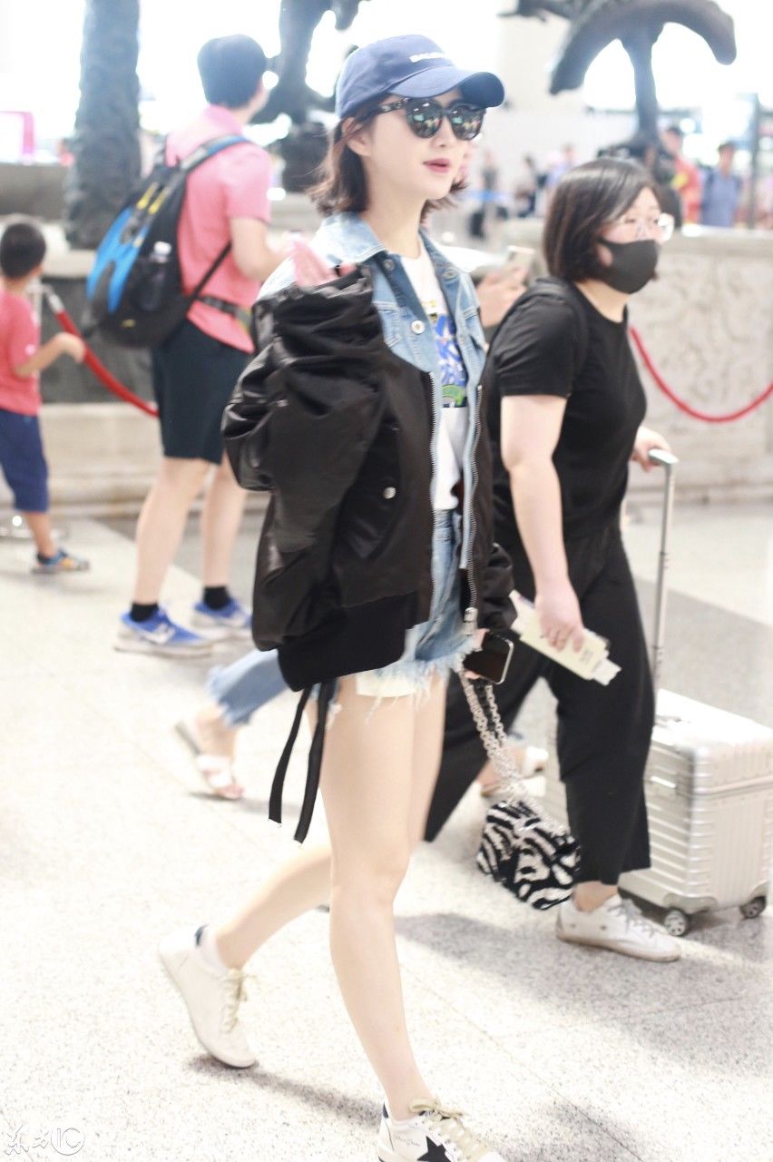 景甜现身机场，穿牛仔短裤时尚吸睛