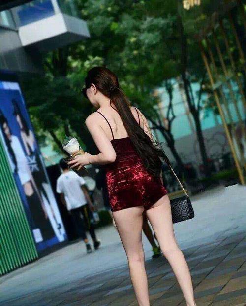 街拍穿红色吊带裙白皙少妇，穿着这少就出门，坐椅子屁股不凉吗