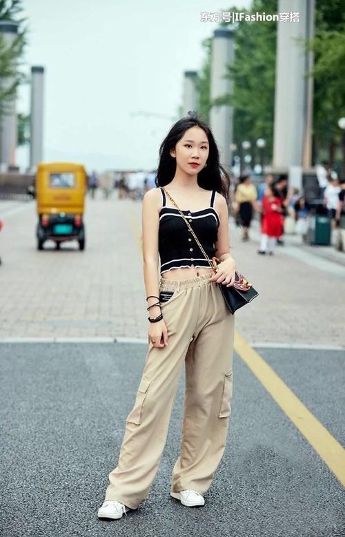 街拍：气质美女难得一见，小背心+超短裤，时髦又性感