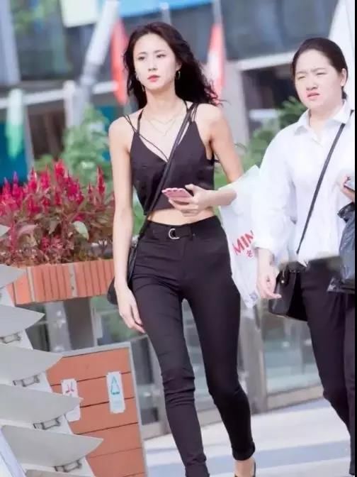 街拍:长得特别靓丽,高挑长腿翘臀的黑色紧身裤美女