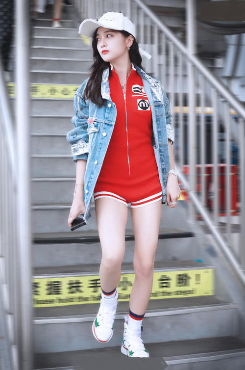 还以为吴宣仪穿了连体泳衣，太短坐下更是尴尬，都不好意思看了！