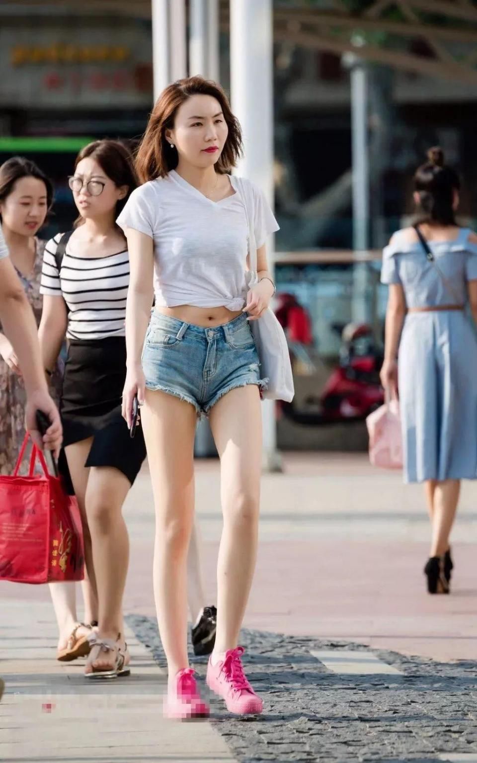 街拍:大长腿，小蛮腰