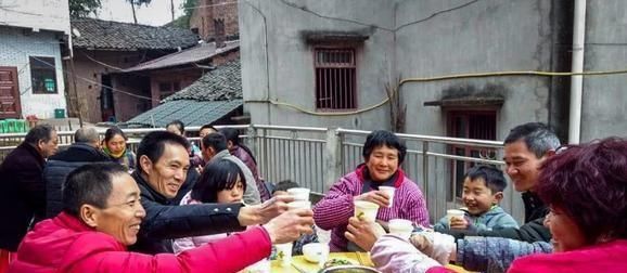  「利弊」现在好多农村人在城里生活，户口却在农村，有什么利弊