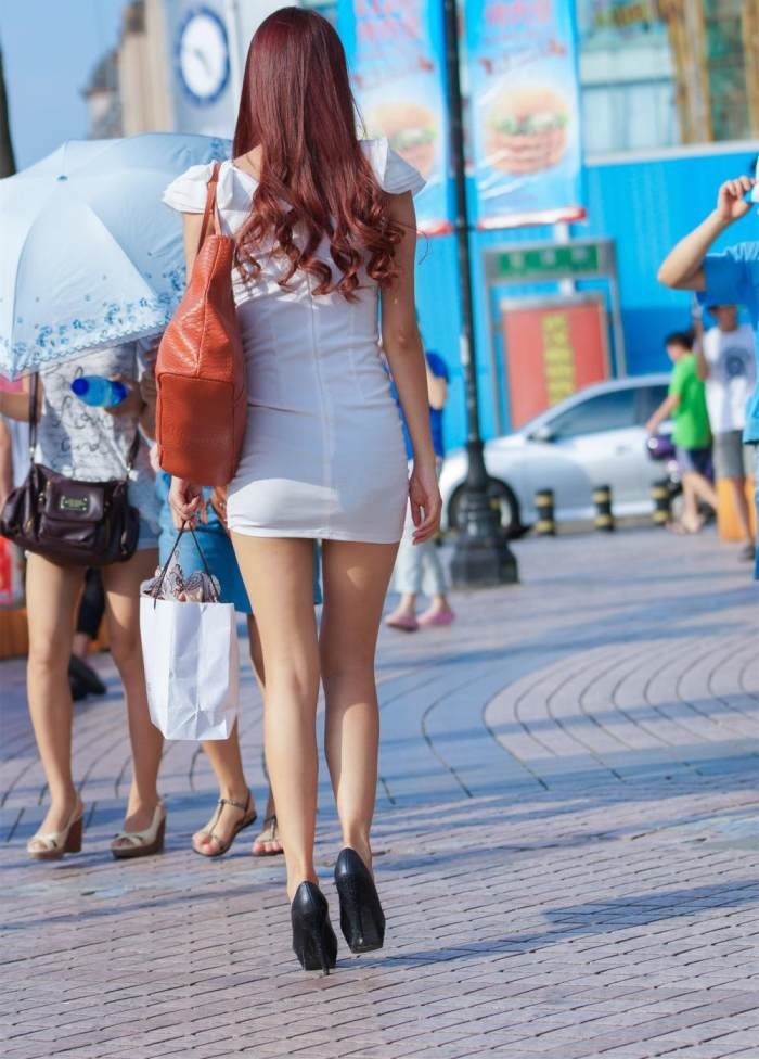 街拍: 穿着清凉的小姐姐, 让男人情不自禁的侧目