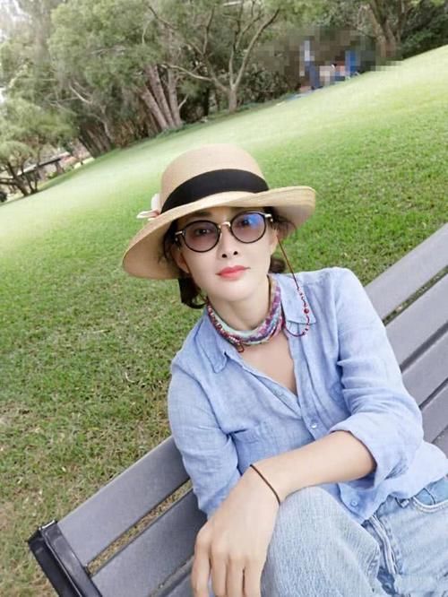  #少扣#44岁牛莉秀身材有绝招！戴复古眼镜扮贵妇，扣子少扣两颗还留个缝