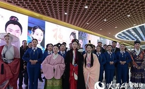  #人民网#人民网网友试乘地铁新线 车站便利智能获赞