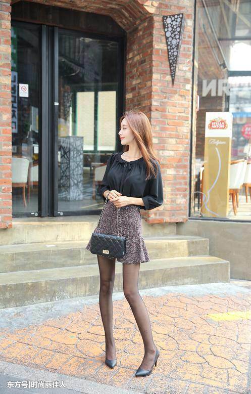 拼接连衣裙搭配性感黑丝袜，搭配什么都没有违和感，非常显瘦