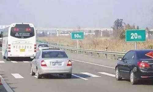 三下双闪是什么意思？老司机提醒：公认的五大灯语，安全又礼貌