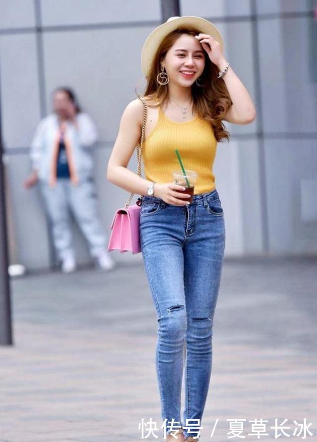  「姑娘」路人街拍，姑娘高挑靓丽，穿修身的黑色中裙，更显轻熟优雅