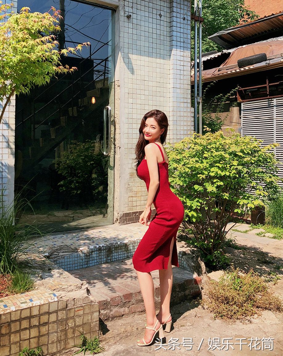 模特穿一件大红吊带裙释放真我魅力，造型简约清爽美丽