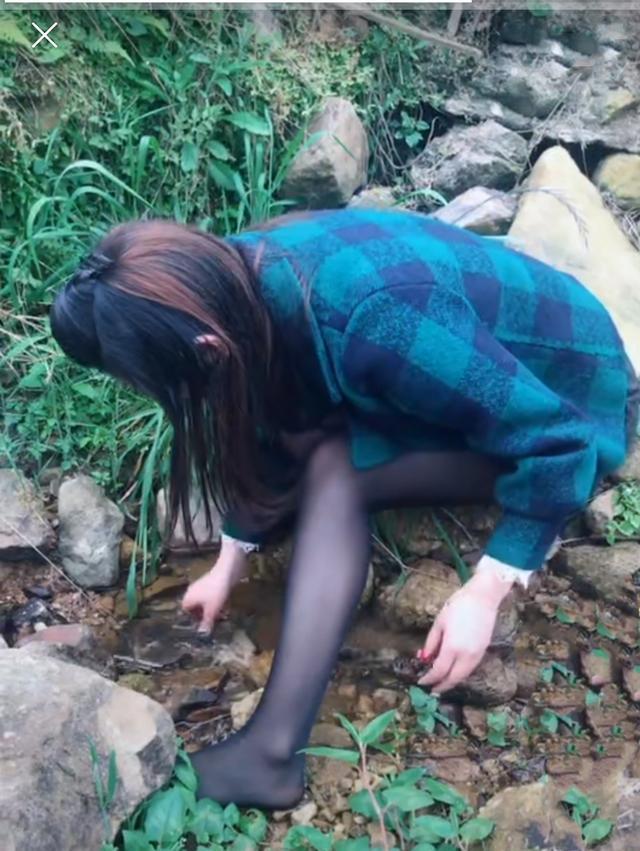 城里来的小姐姐黑丝袜下沟捉螃蟹，丝袜不怕坏掉吗?