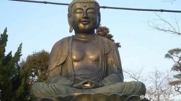 游客给佛像拍照，却拍到了这样一幕，网友：佛祖原来也好这一口！