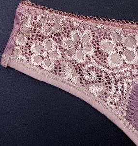 如今的女人越来越大胆!内内竟然这样穿，网友:呵呵呵呵呵