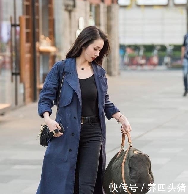 「 身穿」肤如凝脂，秀色可餐，街拍：身穿吊带配短裙的小美女