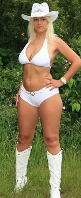 德国空姐欲变芭比娃娃，却是这样的结果