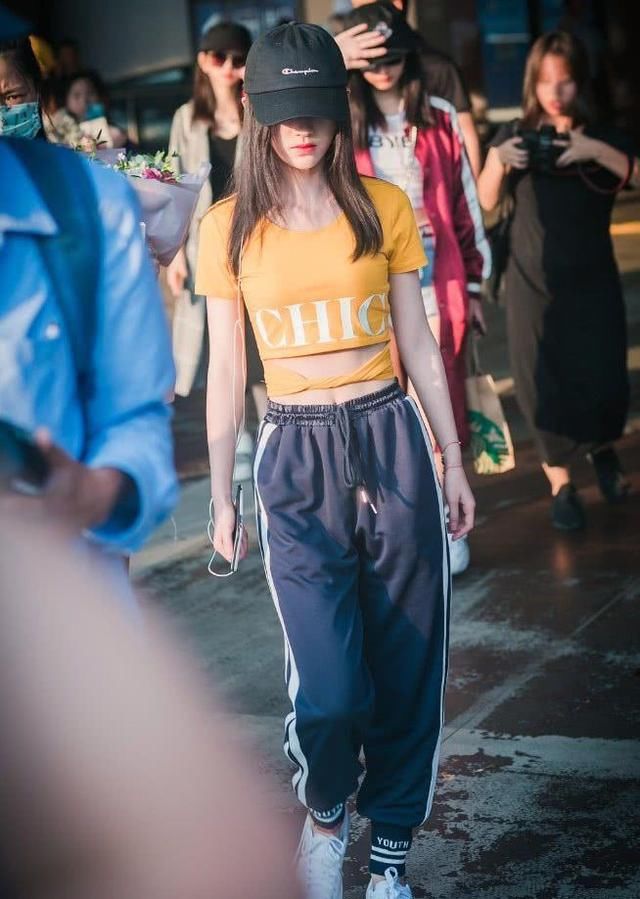 鞠婧祎为秀腹肌太猛了，硬是把衣服剪个窟窿，意外时尚