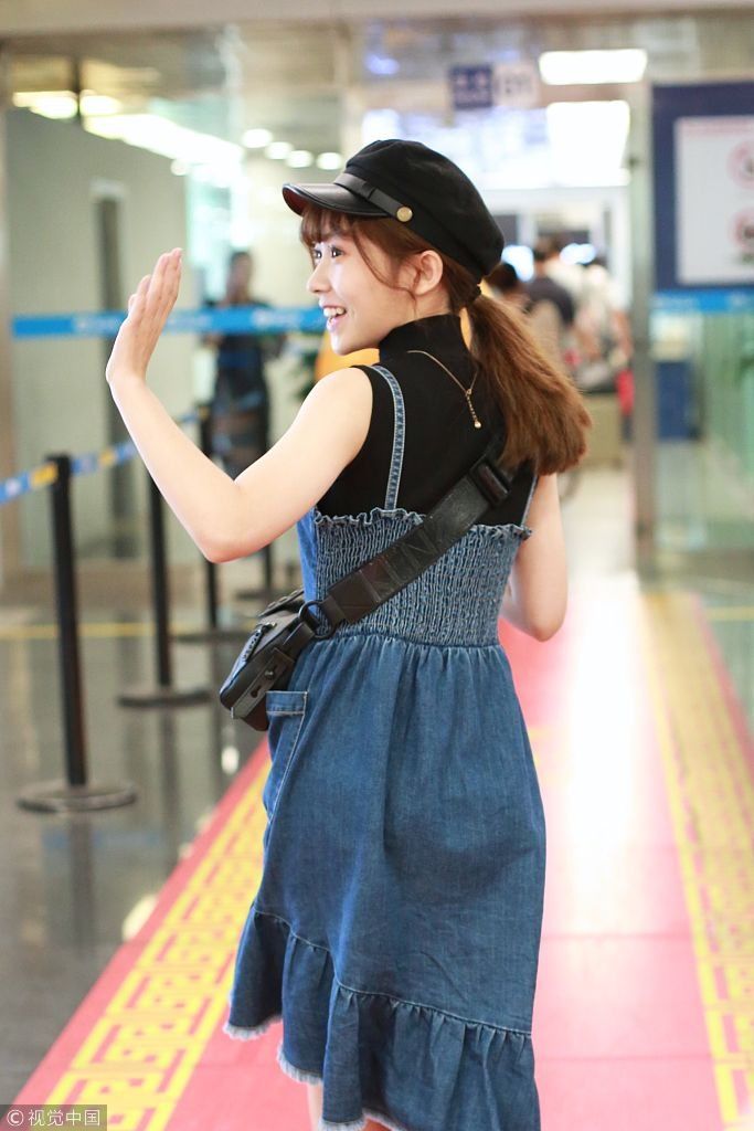 赖美云机场展衣品上一秒扮哭卖萌  下一秒眯眼笑成花露梨涡少女范