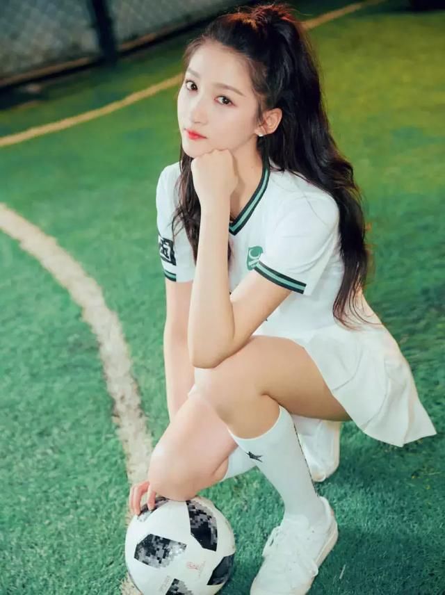 关晓彤露出黑色内搭玩性感,看完下半身五分裤,网友都要疯狂了