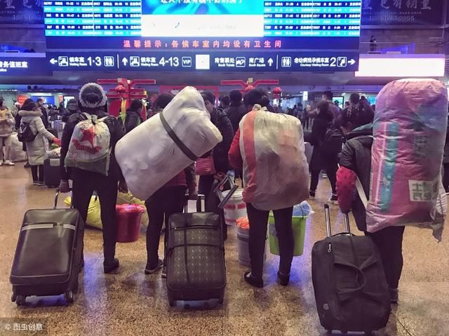 按照现在的工资，农民工出去打工一年能不能挣十万块钱呢？