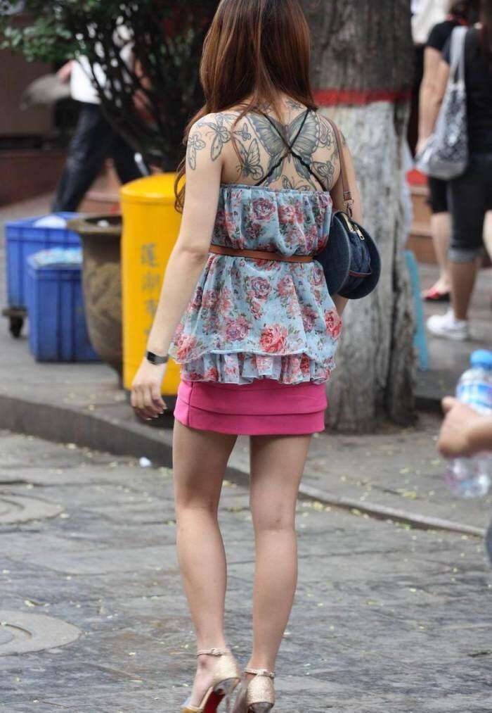 街拍: 气场冷艳的纹身姐姐, 腿型也这么好看