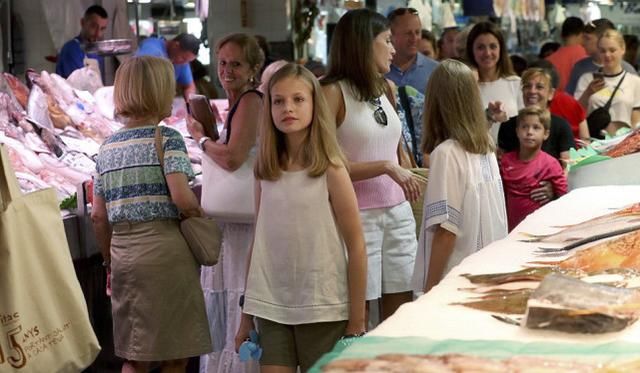 西班牙王室成员现身菜市场,婆媳二人亲密无间,两公主活泼可爱!