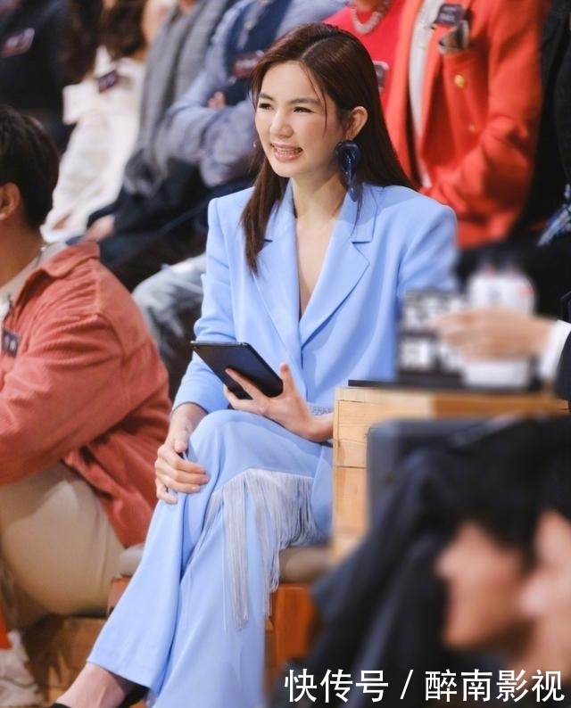 女人味:Ella根本看不出快40,女人味越来越足,穿西服当导师气质太完美