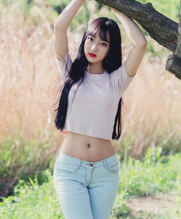 俏美靓丽的牛仔裤美女,曼妙身姿,尽显高挑有型的美感!