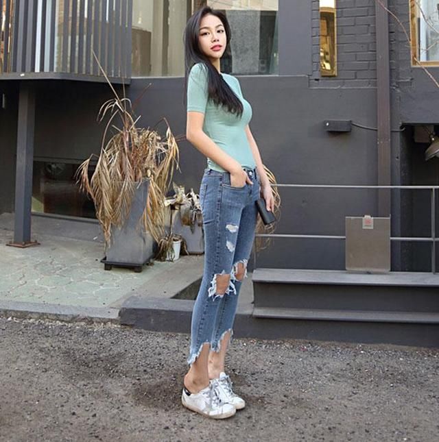 高腰紧身牛仔裤的小姐姐，时髦版型勾勒出身段的优美