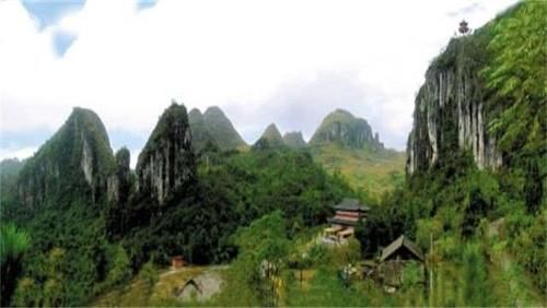 世界上最大的天然佛像,因形似观音,被誉为“观音峰”