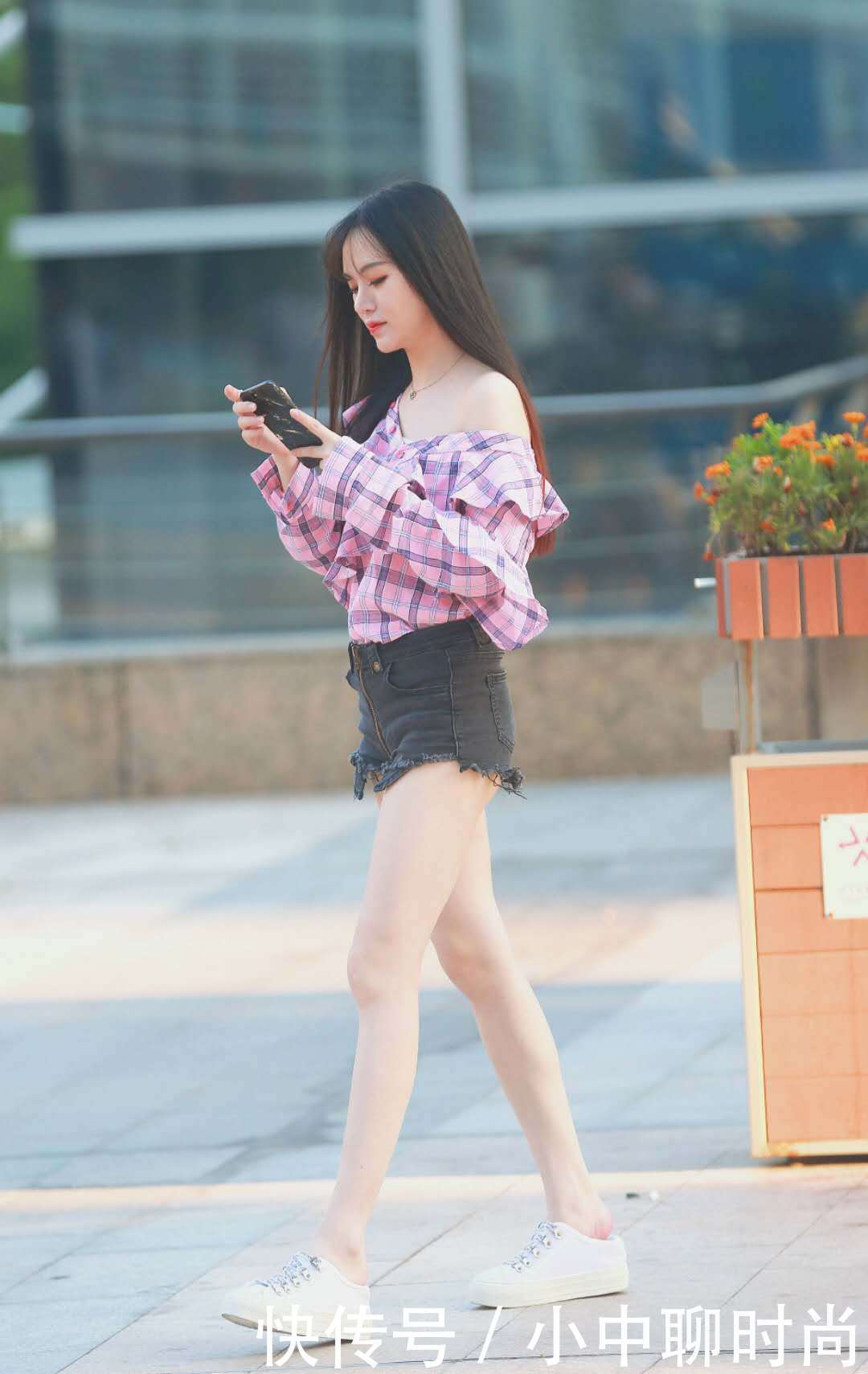 街拍:美女充满小女人清纯俏皮搭配风格,让路人移不开眼睛!!