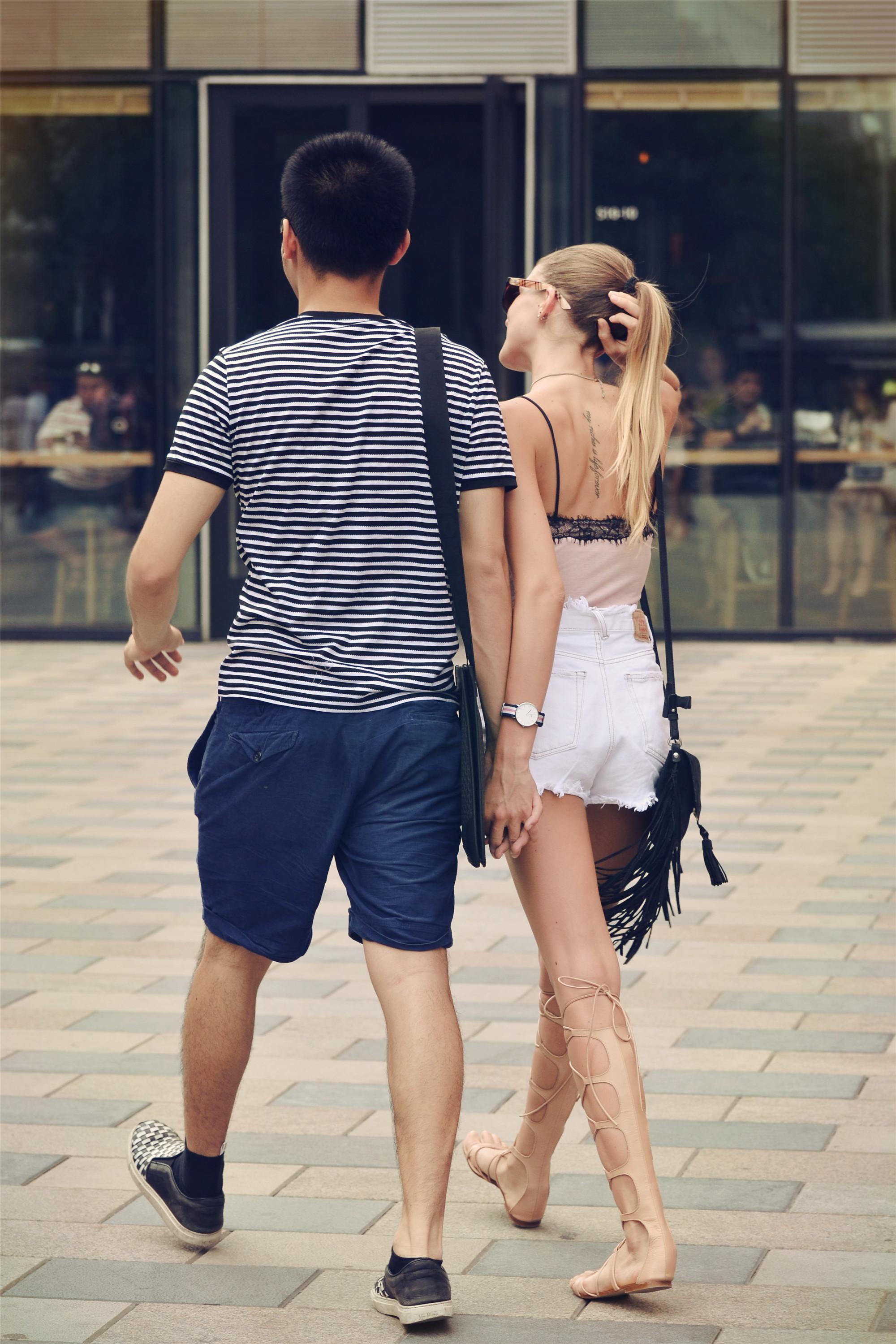 时尚街拍：小伙子找了一位外国女友，不仅身材高挑，人长得也漂亮