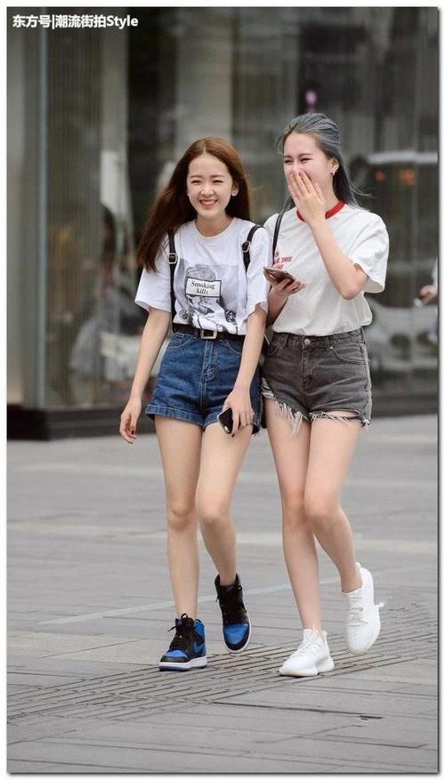 美女街拍：东莞街头汇聚美女，个性的穿衣风格，上演了时尚大片