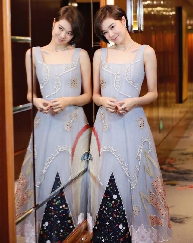 郁可唯穿银色短裙，上身套层薄纱也不丑，网友:一般人穿能丑哭!