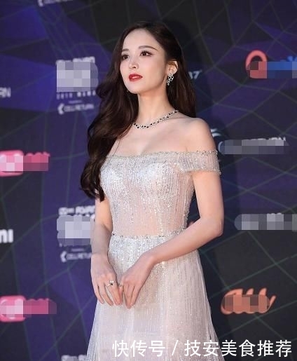 「 红毯」如同仙女下凡美丽迷人，组图：古力娜扎一袭银色露肩长裙亮相红毯