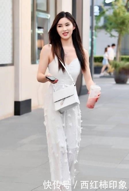  【柔美】街拍美女：天生丽质的小姐姐，秀出高挑的身形，尽显柔美魅力！