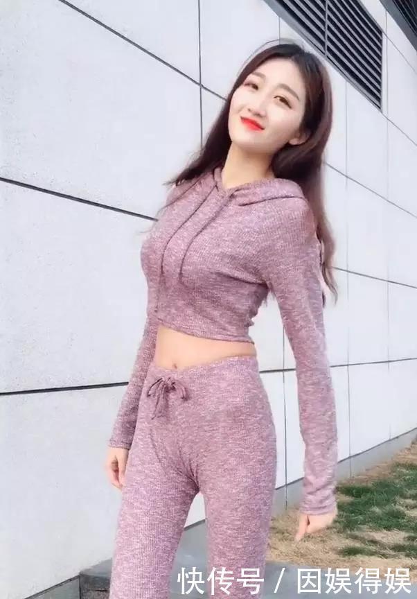 干练|街拍干练的小姐姐搭紫色套装,傲人的身姿使她特有亲和力