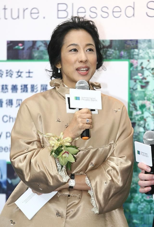  [天生]郭晶晶婆婆真是天生“贵妇脸”，穿卡其色唐装亮相，挡不住贵气感