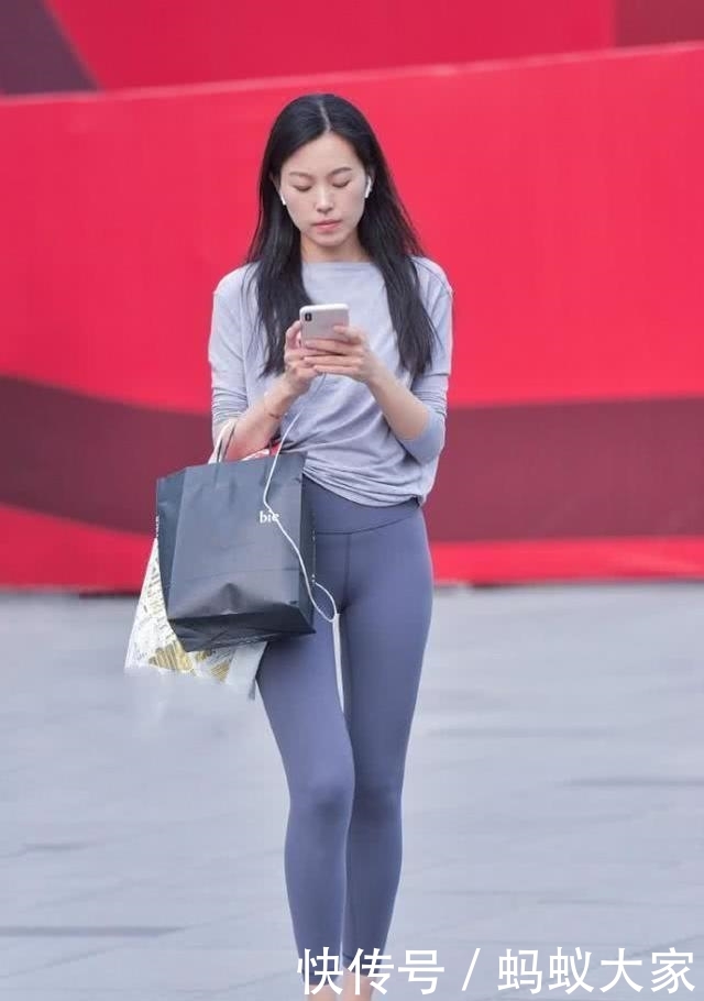 『气质』瑜伽裤可以修饰出姣好的身材,青春活力瞬间提升你时尚的品味