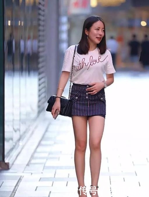  粉色：街拍：秀丽端庄的美女，一条粉色的吊带连衣裙，清新靓丽气质迷人