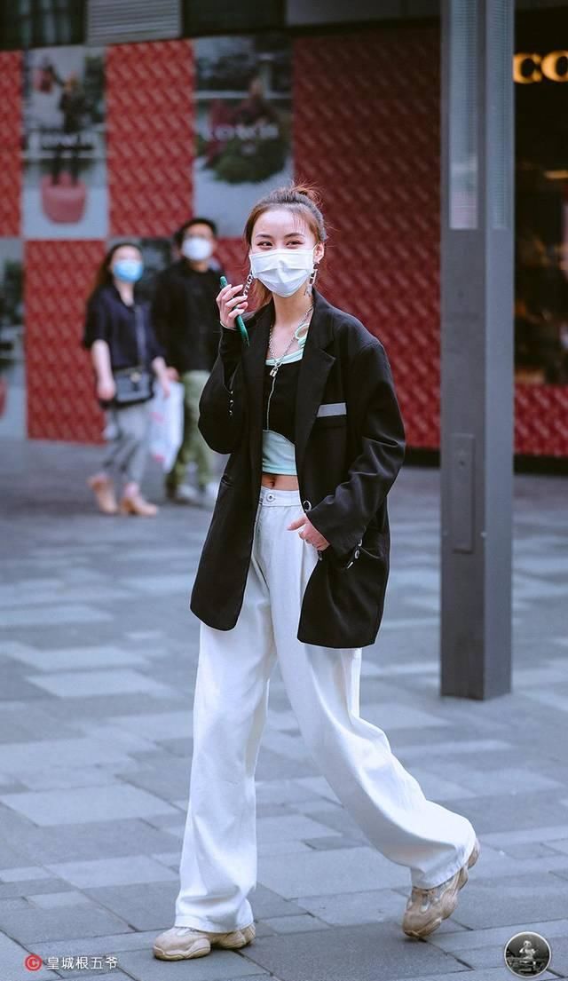 「美女们」街拍:追寻时尚没有任何的限制,时尚达人们的穿衣搭配充满了活力