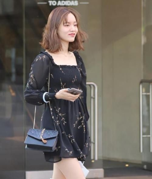 「蓝色」街拍:巧笑倩兮的美女,一件格子外套配蓝色牛仔裤,时尚唯美气质