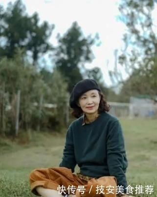  『底裤』女人过了50再懒也别穿打底裤，太土！看这对母女搭配，洋气又减龄